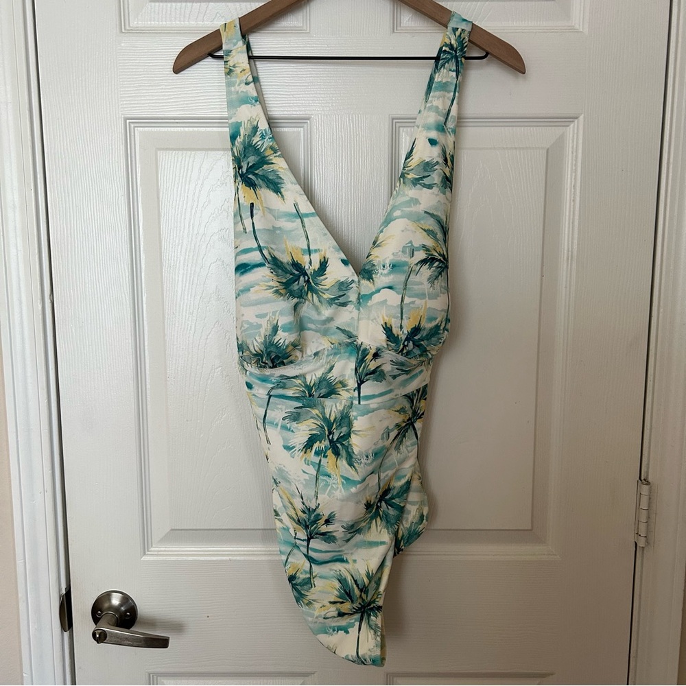 Old Navy Tropical Print One Piece Swimsuit Size 3X
Tie back detail 
Worn once